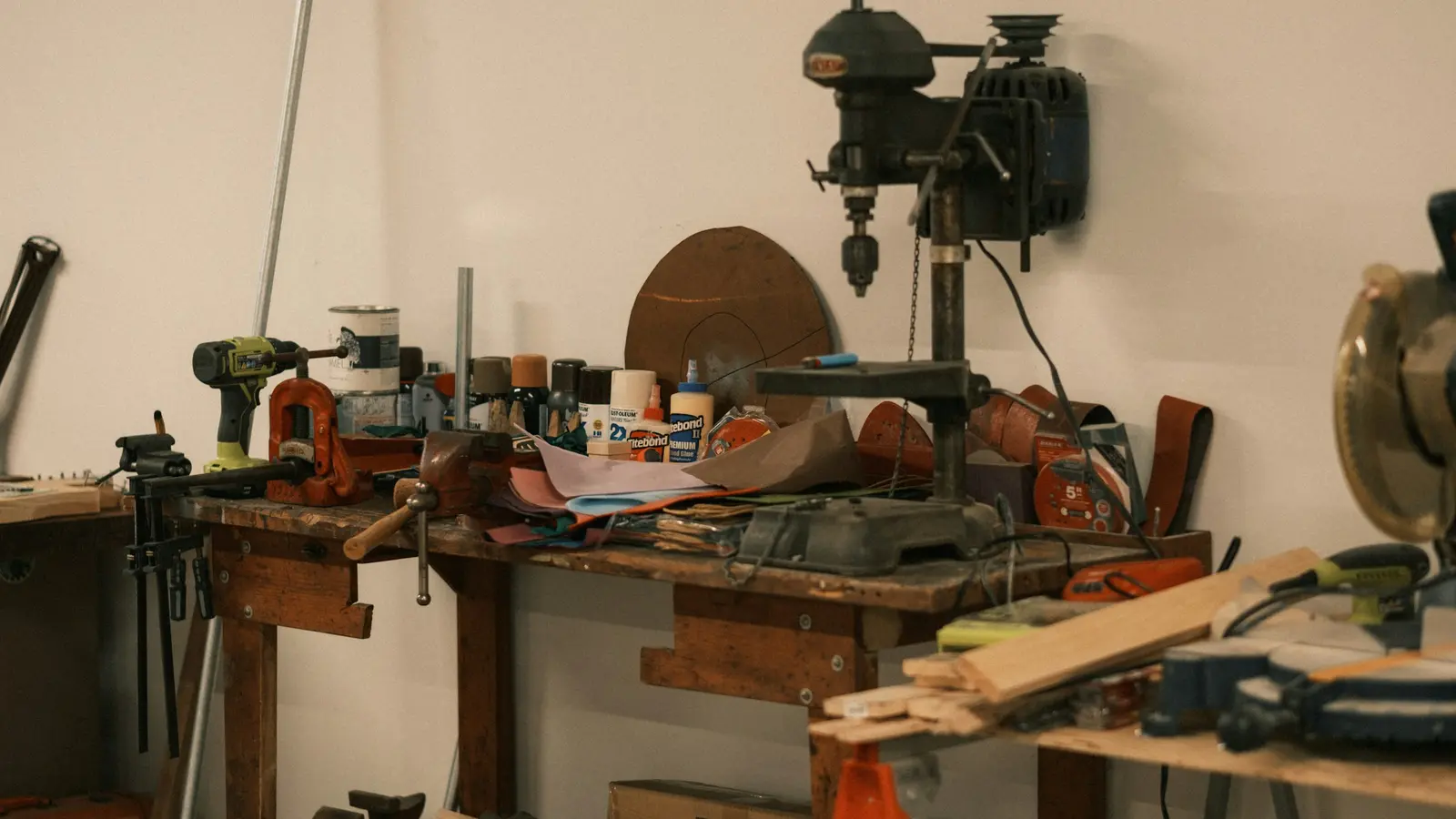 Un établi d'atelier couvert d'outils et de matériel
