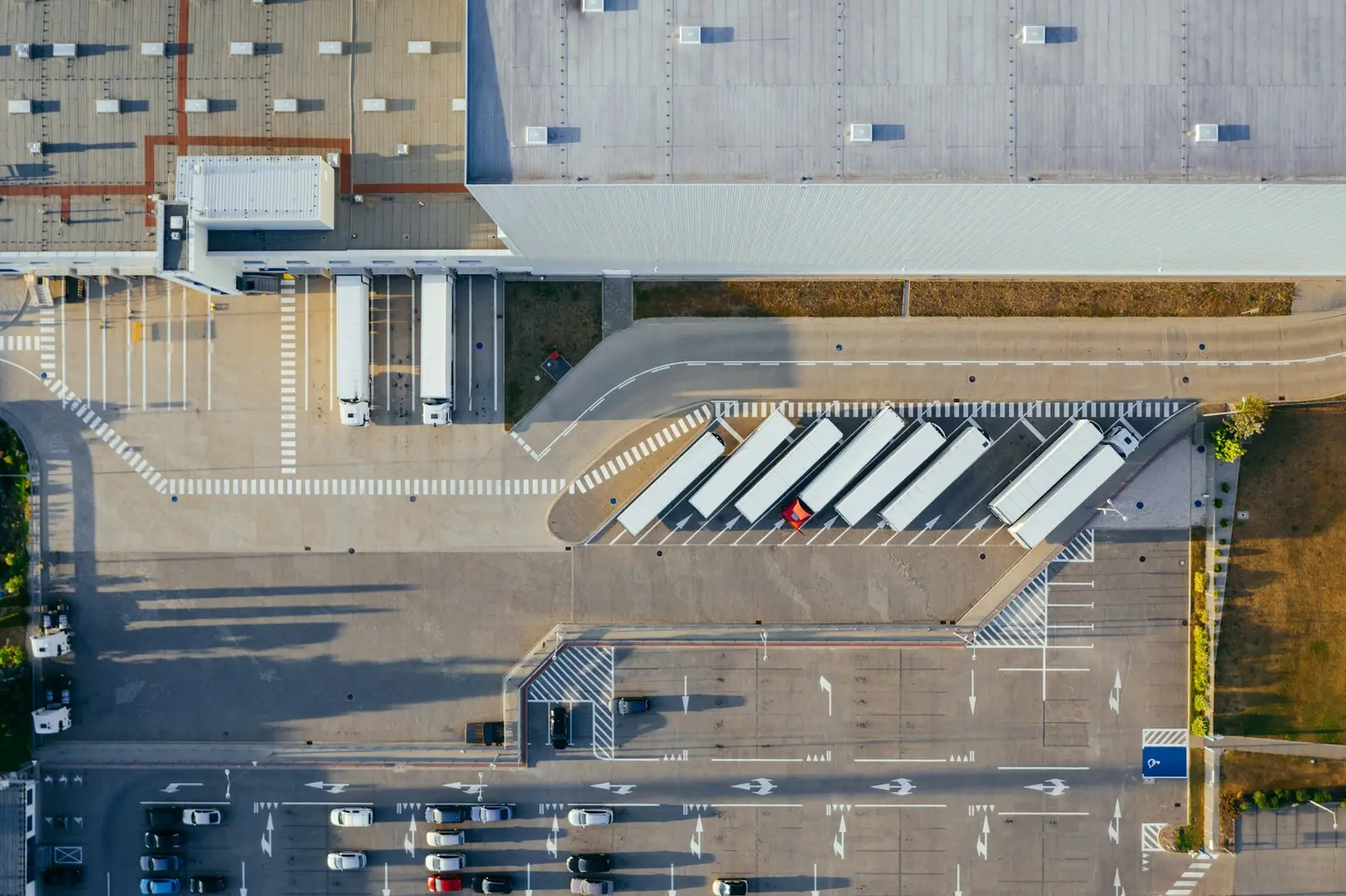 Vue aérienne d'un centre logistique, de ses quais et de ses remorques alignées